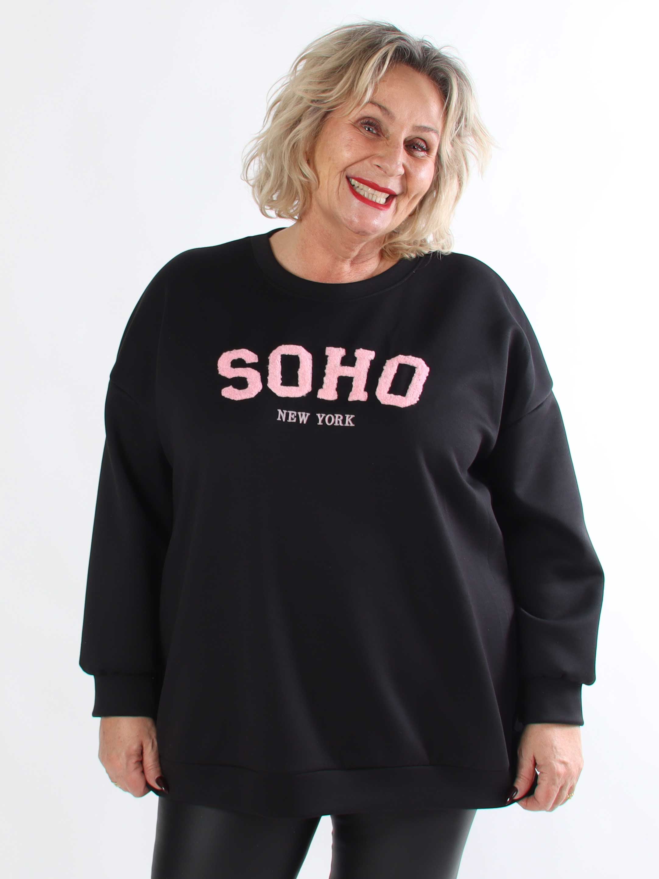 Lindsay - Blød plus size sweatshirt med SOHO skrevet på brystet